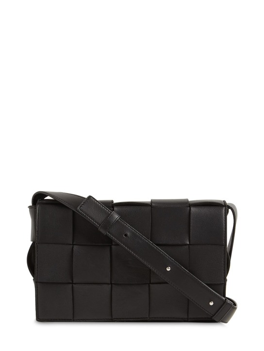 Bottega Veneta: Medium Cassette leather crossbody bag - Siyah - women_0 | Luisa Via Roma