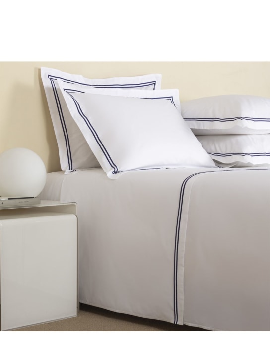 Frette: Hotel Classic cotton percale sheet set - White/Blue - ecraft_1 | Luisa Via Roma