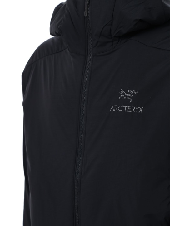 Arc'teryx: Isolierte Kapuzenjacke „Atom“ - men_1 | Luisa Via Roma