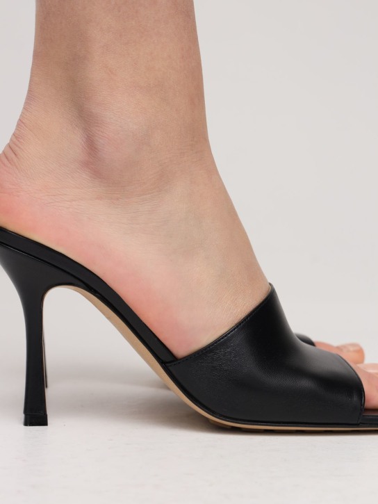 Bottega Veneta: 90毫米弹力皮革穆勒鞋 - 黑色 - women_1 | Luisa Via Roma