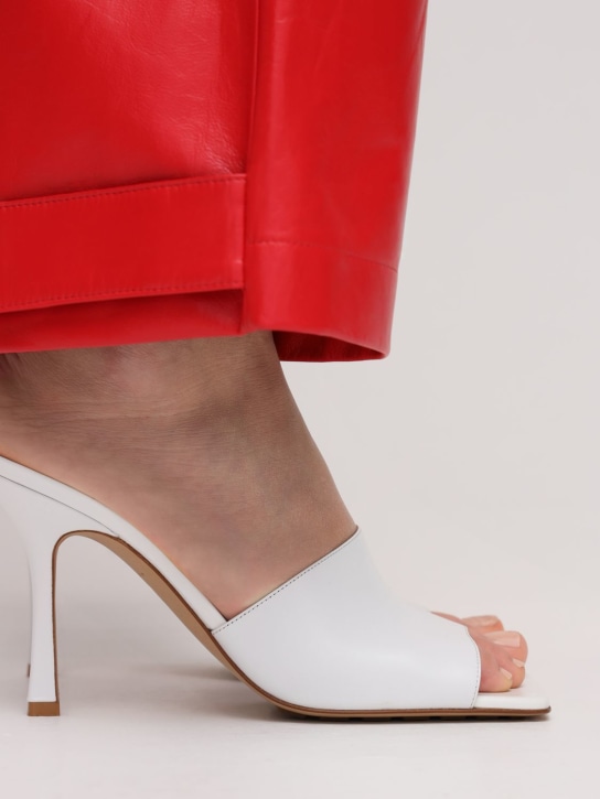 Bottega Veneta: 90毫米弹力皮革穆勒鞋 - 白色 - women_1 | Luisa Via Roma
