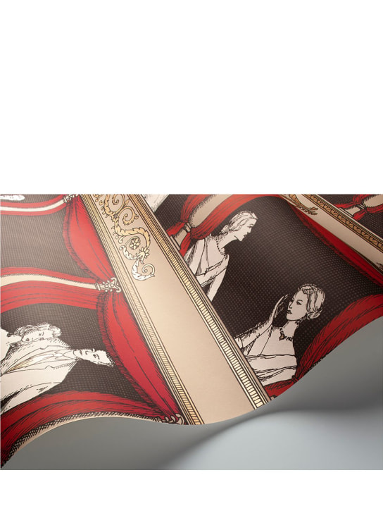 Fornasetti: Carta da parati Teatro - Rosso/Multi - ecraft_2 | Luisa Via Roma