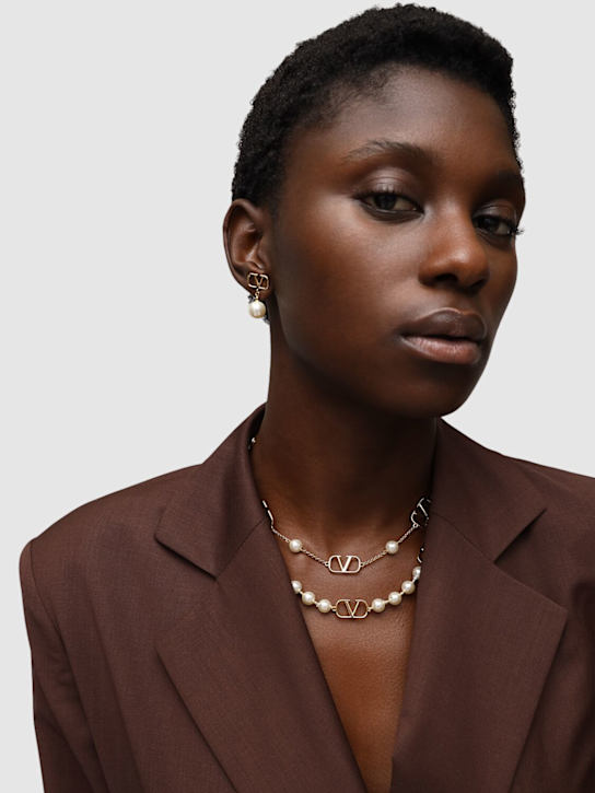 Valentino Garavani: V logo & faux pearl drop earrings - Gold/White - women_1 | Luisa Via Roma