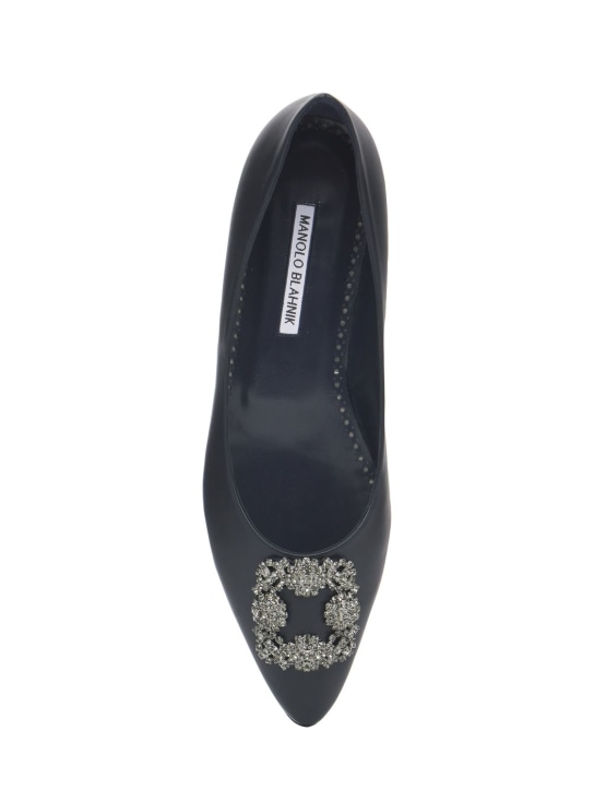 Manolo Blahnik: 10毫米Hangisi皮革平底鞋 - 海军蓝 - women_3 | Luisa Via Roma