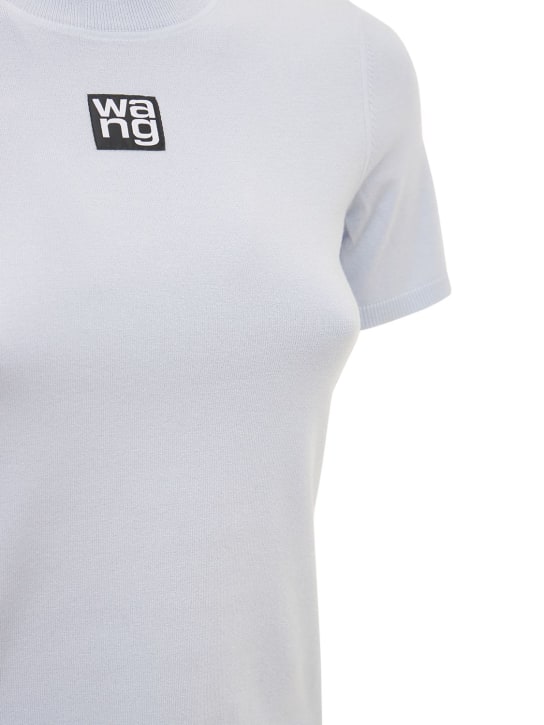 Alexander Wang: T-shirt en jersey stretch avec patch logo - Bleu Clair - women_1 | Luisa Via Roma