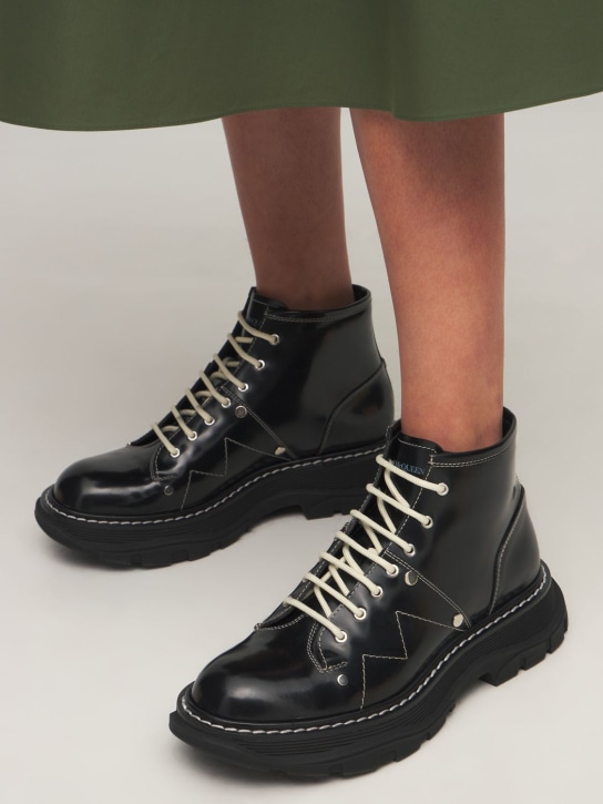 Alexander McQueen: 40mm Tread brushed leather combat boots - Siyah - women_1 | Luisa Via Roma