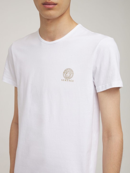 Versace: T-Shirt aus Stretch-Baumwolle mit Logodruck - Weiß - men_1 | Luisa Via Roma