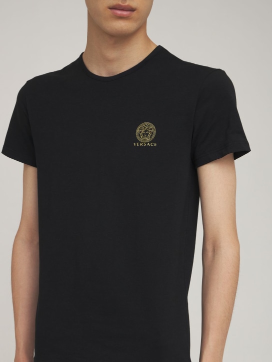 Versace: T-Shirt aus Stretch-Baumwolle mit Logodruck - Schwarz - men_1 | Luisa Via Roma