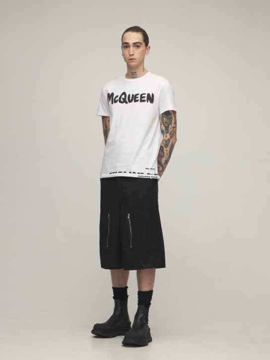 McQueen: GRAFFITI LOGO PRINT COTTON T-SHIRT - men_1 | Luisa Via Roma