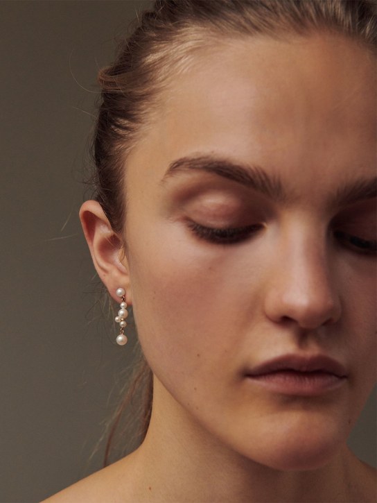 Sophie Bille Brahe: 14kt & pearl holly splash earrings - Pearl - women_2 | Luisa Via Roma