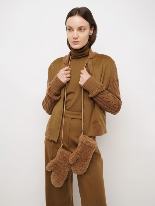 Max Mara: Ombrat2 camel teddy gloves w/ strap - Camel - women_1 | Luisa Via Roma