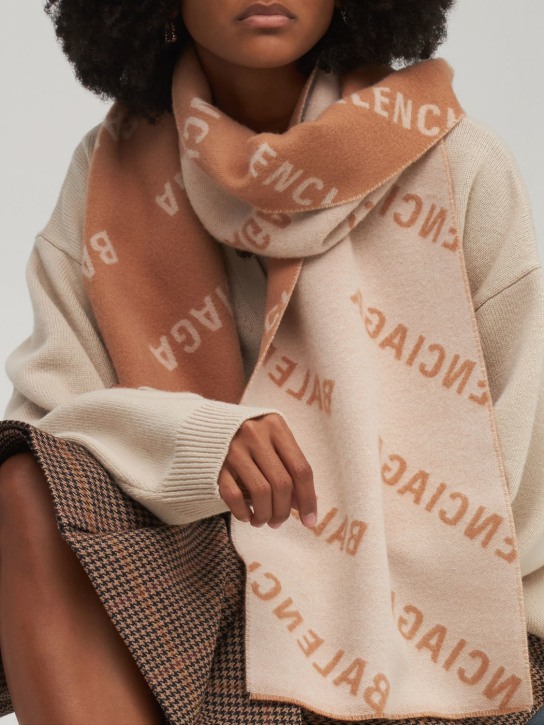 Balenciaga: Écharpe en laine à logo - Camel/Blanc - women_1 | Luisa Via Roma