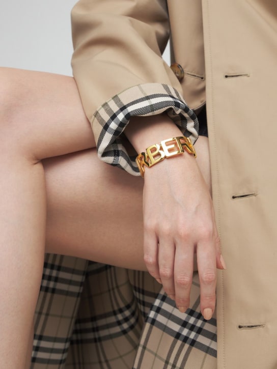 Burberry: Bracelet rigide à logo Burberry - Or - women_1 | Luisa Via Roma
