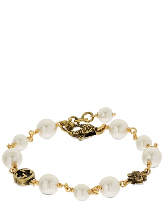 Gucci: Brazalete con flores y perlas de imitación - Gold/Cream - women_0 | Luisa Via Roma