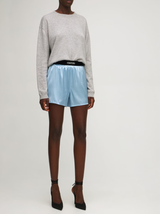 Tom Ford: Shorts mini de satén de seda con logo - Azul Claro - women_1 | Luisa Via Roma