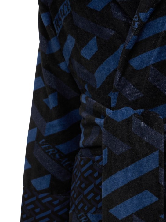 Versace: Albornoz de algodón con estampado - Azul - ecraft_1 | Luisa Via Roma