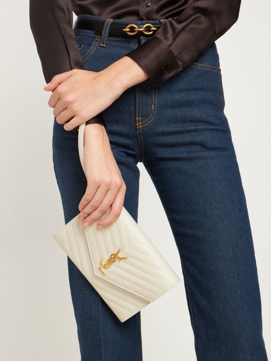 Saint Laurent: Tasche aus geprägtem Leder „Cassandre“ - Crema Soft - women_1 | Luisa Via Roma