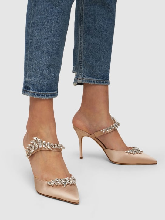 Manolo Blahnik: 90毫米"LURUM"施华洛世奇水晶丝缎穆勒鞋 - 腮红色 - women_1 | Luisa Via Roma