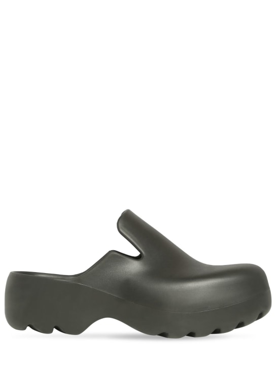 Bottega Veneta: Zapatos mules de goma - Negro - men_0 | Luisa Via Roma