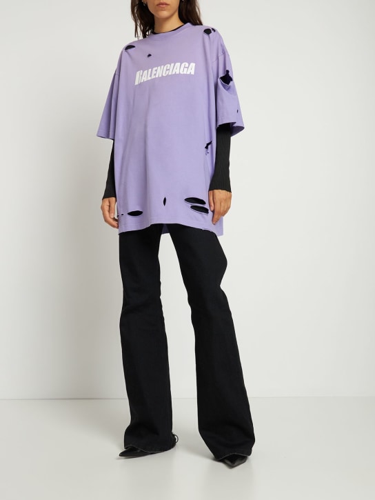 Balenciaga: T-shirt oversize in jersey distressed con logo - Viola Chiaro - women_1 | Luisa Via Roma