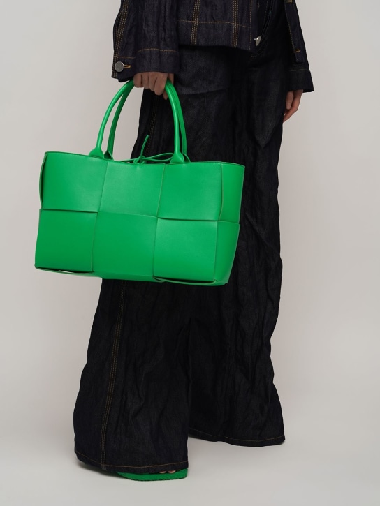 Bottega Veneta: Medium Arco leather tote bag - Parakeet - women_1 | Luisa Via Roma