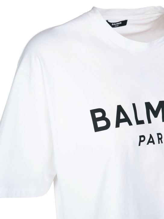 Balmain: T-shirt cropped in jersey di cotone con logo - Bianco/Nero - women_1 | Luisa Via Roma