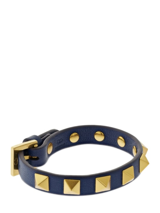 Valentino Garavani: Bracelet en cuir Rockstud - Ocean/Gold - men_1 | Luisa Via Roma