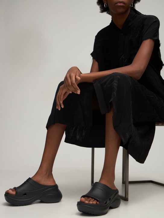 Balenciaga: Sandalias planas de goma 85mm - Negro - women_1 | Luisa Via Roma