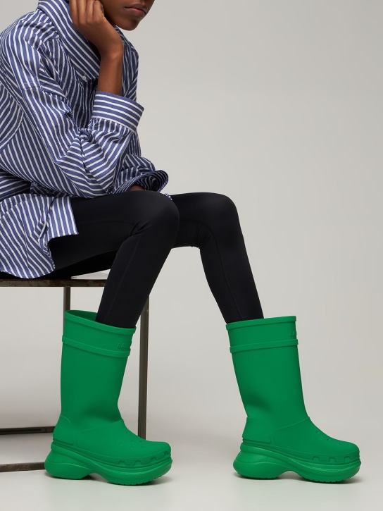 Balenciaga: 45毫米Crocs橡胶靴 - 草绿色 - women_1 | Luisa Via Roma