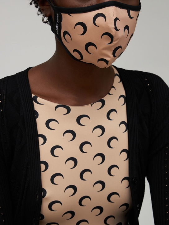 Marine Serre: Masque reyclé à imprimé logo - Moon Tan - women_1 | Luisa Via Roma