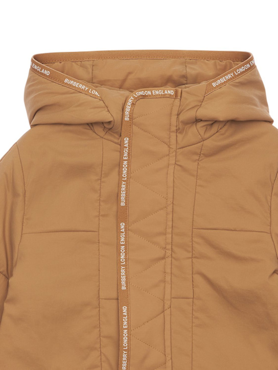 Burberry: Piumino in techno con cappuccio e logo - Marrone - kids-boys_1 | Luisa Via Roma