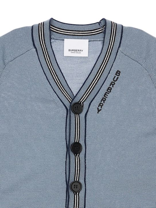 Burberry: Cardigan in maglia di lana a righe Icon - Celeste - kids-boys_1 | Luisa Via Roma