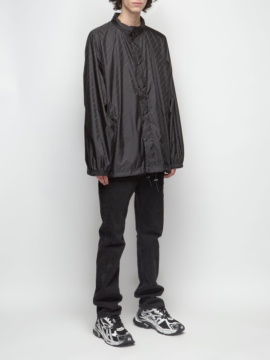 Balenciaga: Chaqueta impermeable de nylon con jacquard de logo - Negro - men_1 | Luisa Via Roma