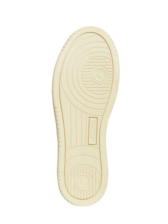 Autry: Medalist Low sneakers - White/Pink - women_5 | Luisa Via Roma