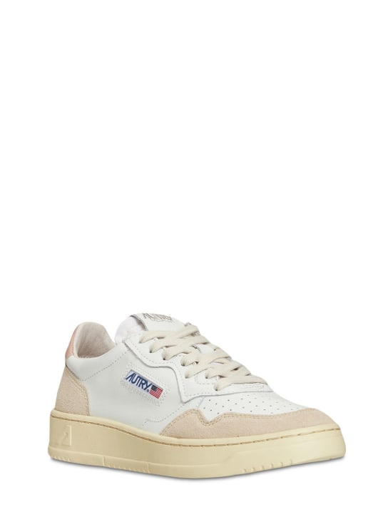 Autry: Medalist Low sneakers - White/Pink - women_2 | Luisa Via Roma