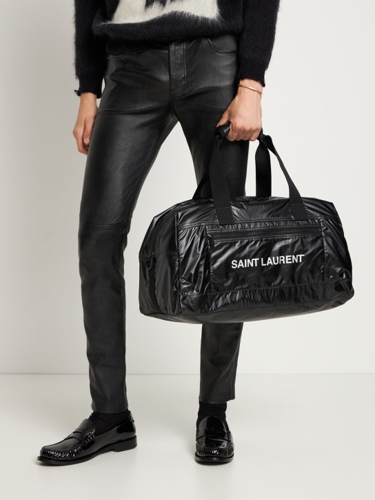 Saint Laurent: Logolu naylon yırtılmaz spor çantası - Siyah/Gümüş - men_1 | Luisa Via Roma