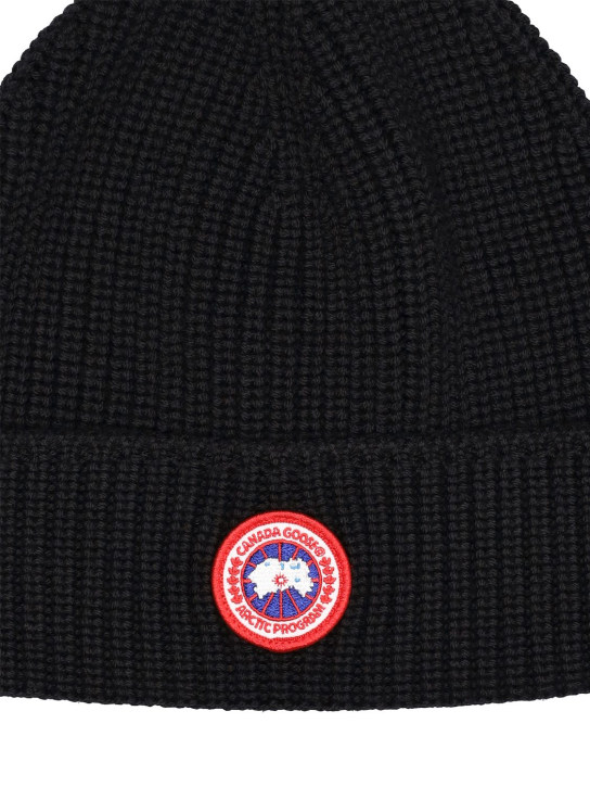 Canada Goose: Arctic Disc Rib Toque wool hat - Black - men_1 | Luisa Via Roma