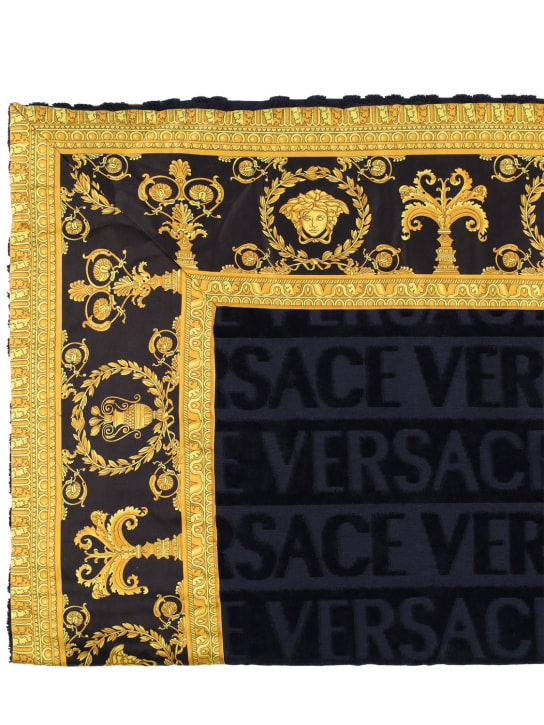 Versace: STRANDHANDTUCH AUS BAUMWOLLE - Blau - ecraft_1 | Luisa Via Roma