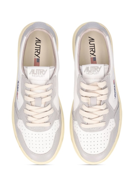 Autry: Sneakers „Medalist“ - Weiß/ Grau - women_3 | Luisa Via Roma