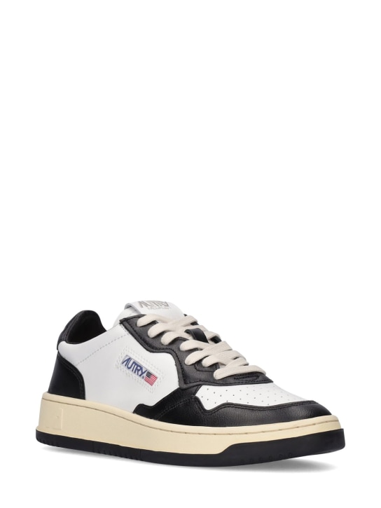 Autry: Zweifarbige Ledersneakers „Medalist“ - Weiß/Schwarz - women_2 | Luisa Via Roma