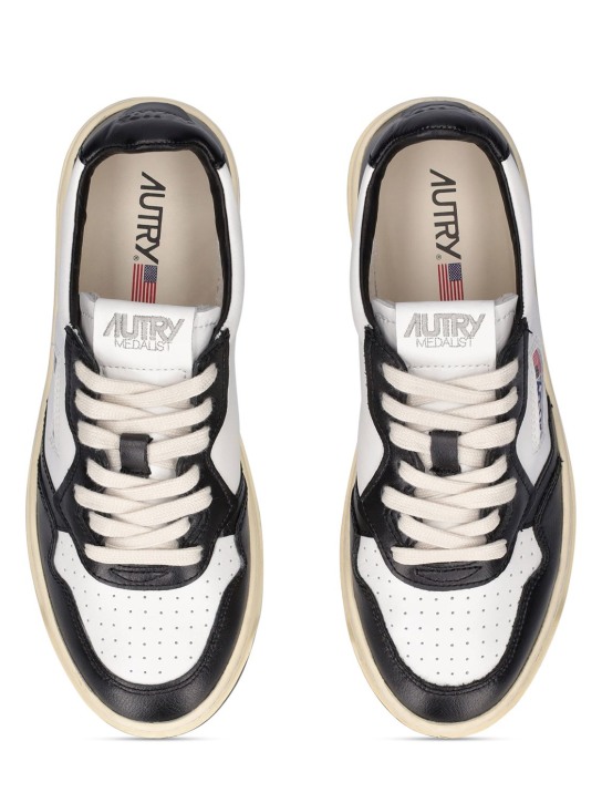 Autry: Zweifarbige Ledersneakers „Medalist“ - Weiß/Schwarz - women_4 | Luisa Via Roma