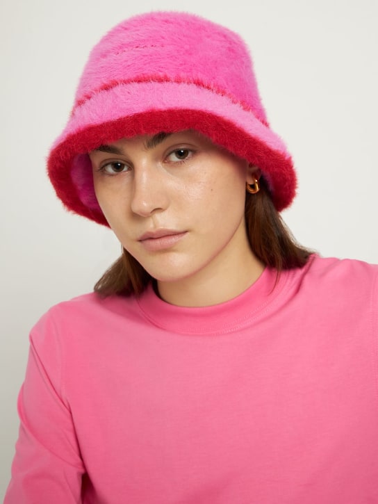 Jacquemus: Le Bob Neve plush bucket hat - Pembe - women_1 | Luisa Via Roma