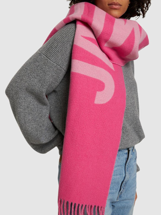Jacquemus: L'Echarpe logo wool scarf - women_1 | Luisa Via Roma