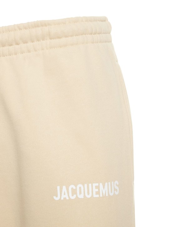 Jacquemus: Le Jogging logo棉质平纹针织运动裤 - 米黄色 - men_1 | Luisa Via Roma