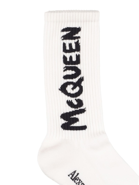 Alexander McQueen: Calzini in misto cotone con logo - Bianco/Nero - men_1 | Luisa Via Roma