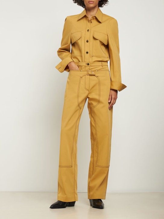 Stella McCartney: Pantalones rectos de sarga de algodón con hebilla - Mostaza - women_1 | Luisa Via Roma