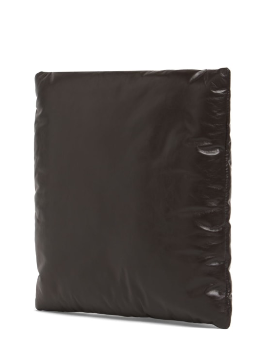 Bottega Veneta: Pillow leather clutch - Fondant - women_1 | Luisa Via Roma