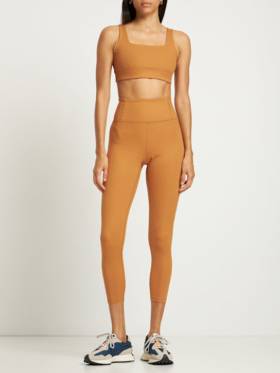 Girlfriend Collective: Leggings de tech acanalado con cintura alta 7/8 - Café - women_1 | Luisa Via Roma