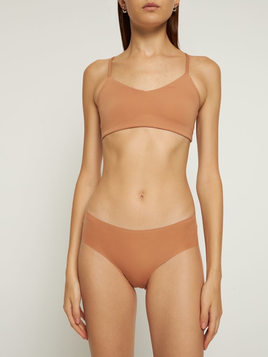 Girlfriend Collective: Bralette en tissu technique stretch à col en V - Toast - women_1 | Luisa Via Roma