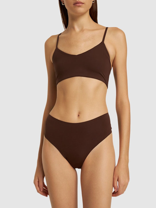 Girlfriend Collective: Tanga aus Stretch-Technostoff - Braun - women_1 | Luisa Via Roma